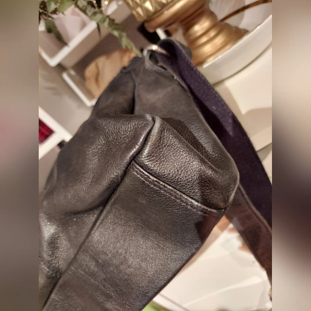 Rowallan of Scotland black leather messenger bag with crossbody strap - Picture 10 of 10